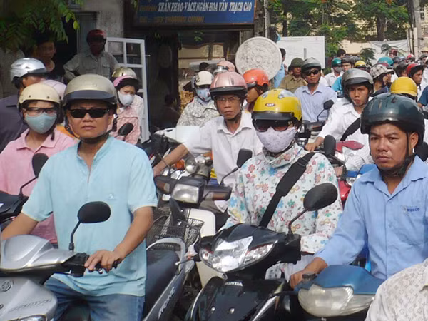 So với đề xuất của Bộ GTVT, phương án của Hà Nội không đổi giờ làm của công chức. Ảnh: Trọng Đảng