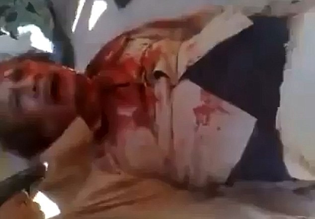 Trong cảnh hỗn loạn, một khẩu súng lục đã chĩa vào cổ ông, sau đó tiếng súng phát nổ