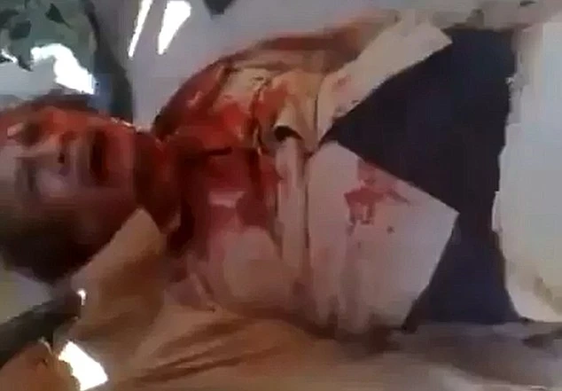 Trong cảnh hỗn loạn, một khẩu súng lục đã chĩa vào cổ ông, sau đó tiếng súng phát nổ