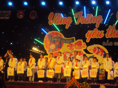 Bảo việt nhân thọ trao quà Tết trung thu cho các em