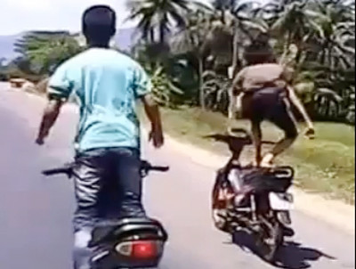 2 thanh niên biểu diễn "xiếc" trên quốc lộ 1A. 2 thanh niên biểu diễn