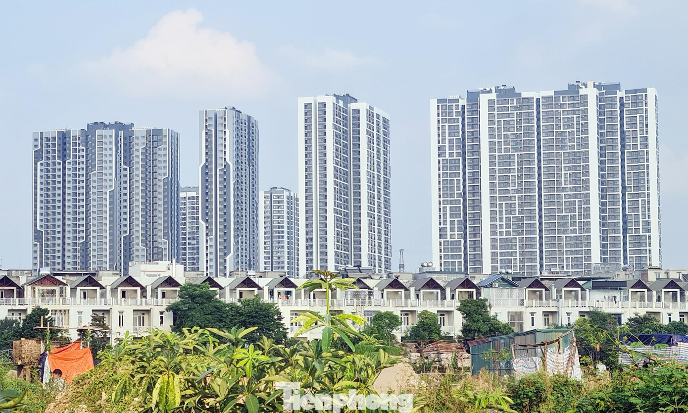 Thị trường bất động sản ở các phân khúc nhà ở trung, cao cấp, bất động sản du lịch có biểu hiện dư thừa. Trong khi đó, thiếu trầm trọng nhà ở xã hội, nhà ở cho công nhân và nhà ở thương mại giá phù hợp cho đối tượng thu nhập thấp, thu nhập trung bình.