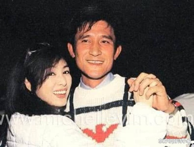 Sau Thành Long, Mễ Tuyết gặp được chân ái là Doãn Chí Cường nhưng lại gặp cảnh sinh ly tử biệt. Sau Thành Long, Mễ Tuyết gặp được chân ái là Doãn Chí Cường nhưng lại gặp cảnh sinh ly tử biệt.