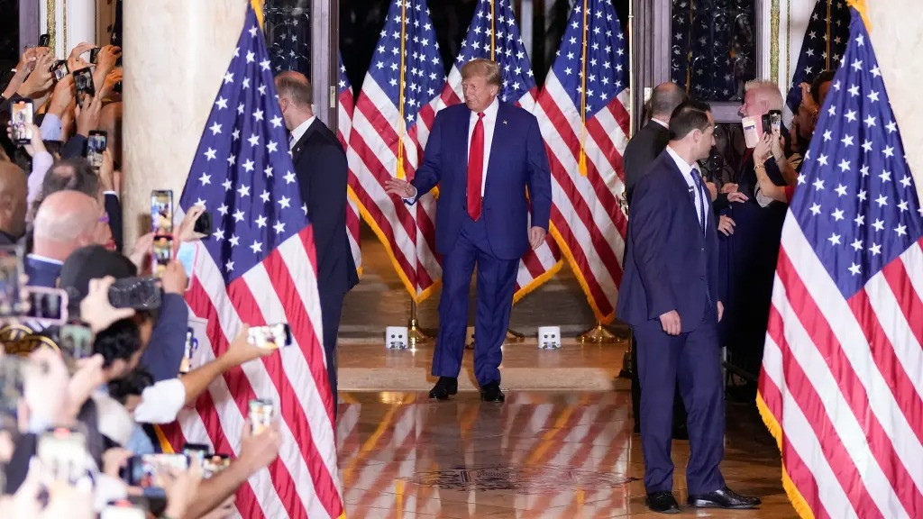 Ông Donald Trump tổ chức gặp mặt người ủng hộ sau khi hầu tòa ở New York. Ảnh: AP.