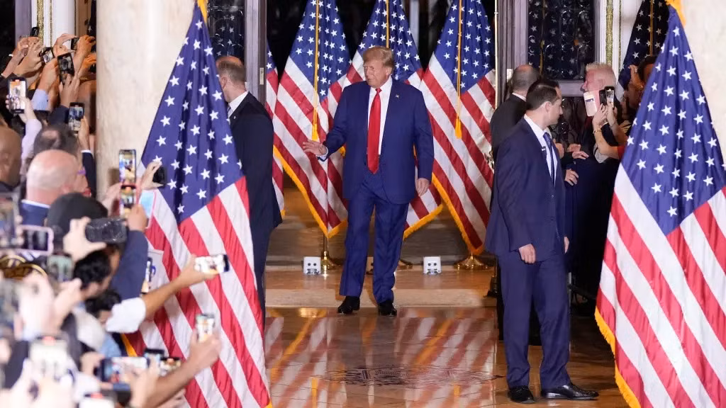 Ông Donald Trump tổ chức gặp mặt người ủng hộ sau khi hầu tòa ở New York. Ảnh: AP.