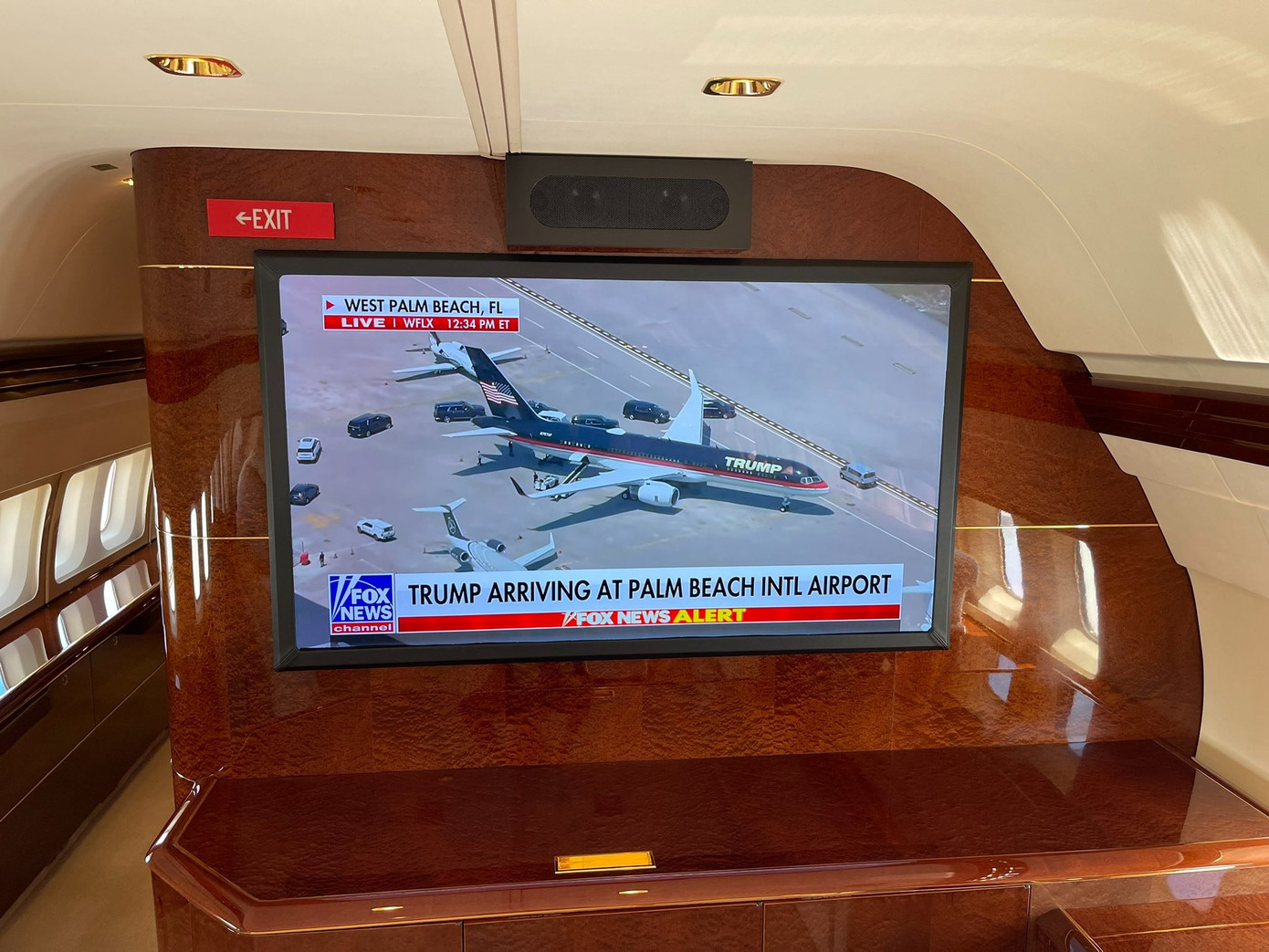 Eric Trump xem truyền hình trực tiếp chuyến đi đến New York của cha thông qua tivi trên chuyên cơ. Ảnh: Twitter.