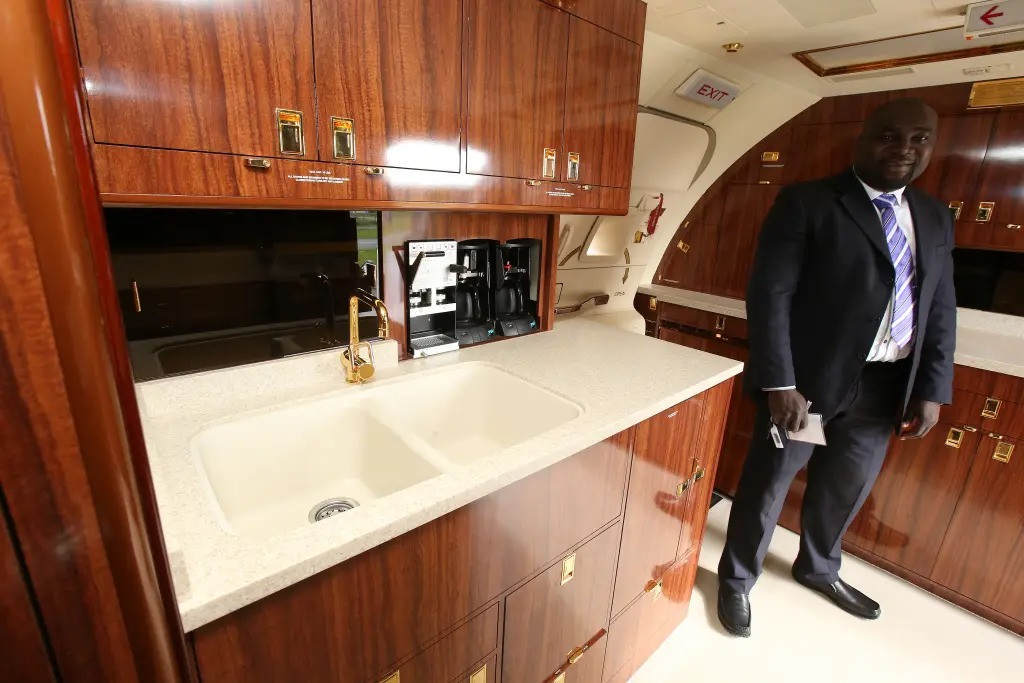 Khu vực bếp. Vòi nước, tay cầm tủ bếp đều được mạ vàng. Ảnh: Getty Images.