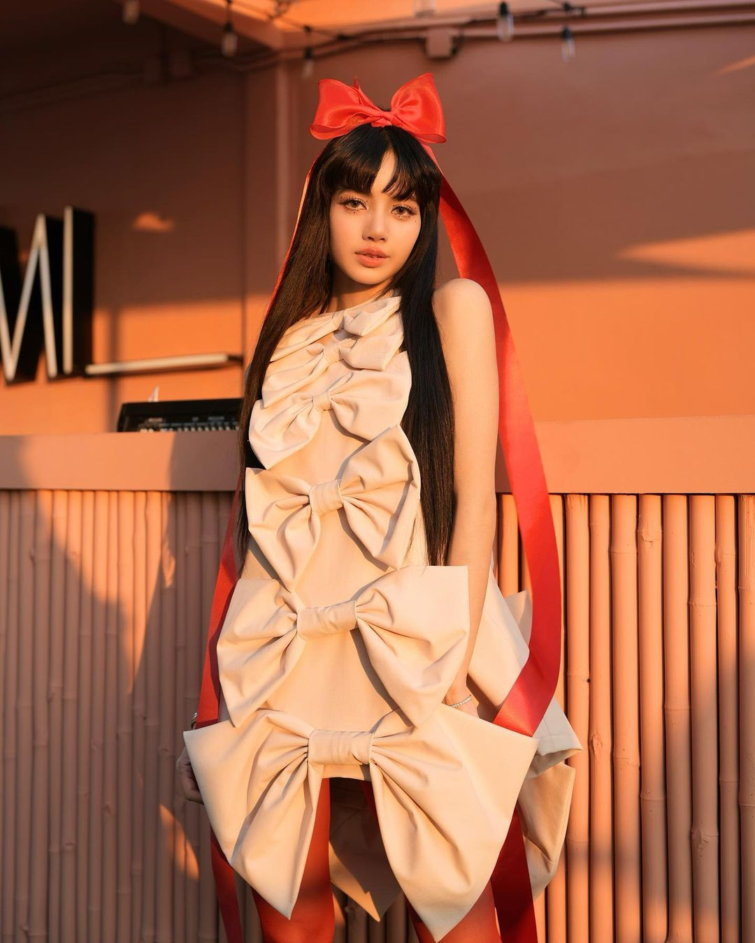 Loạt ảnh nhận được hơn 9 triệu lượt Thích chỉ sau 16 giờ đăng tải. Ai cũng trầm trồ trước sắc vóc cực phẩm của người đẹp Thái Lan. Nhiều người cho rằng Lisa không hổ với biệt danh &quot;búp bê sống&quot; của Kpop. Ảnh: IG.