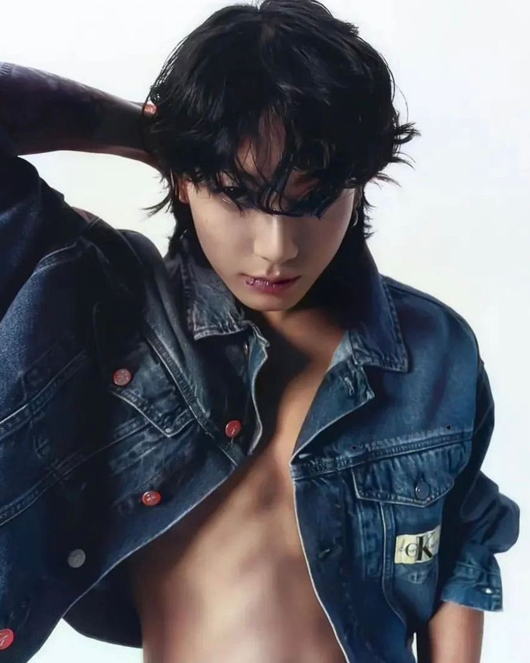 Jungkook không chỉ giúp đối tác bán cháy hàng... Ảnh: Calvin Klein.