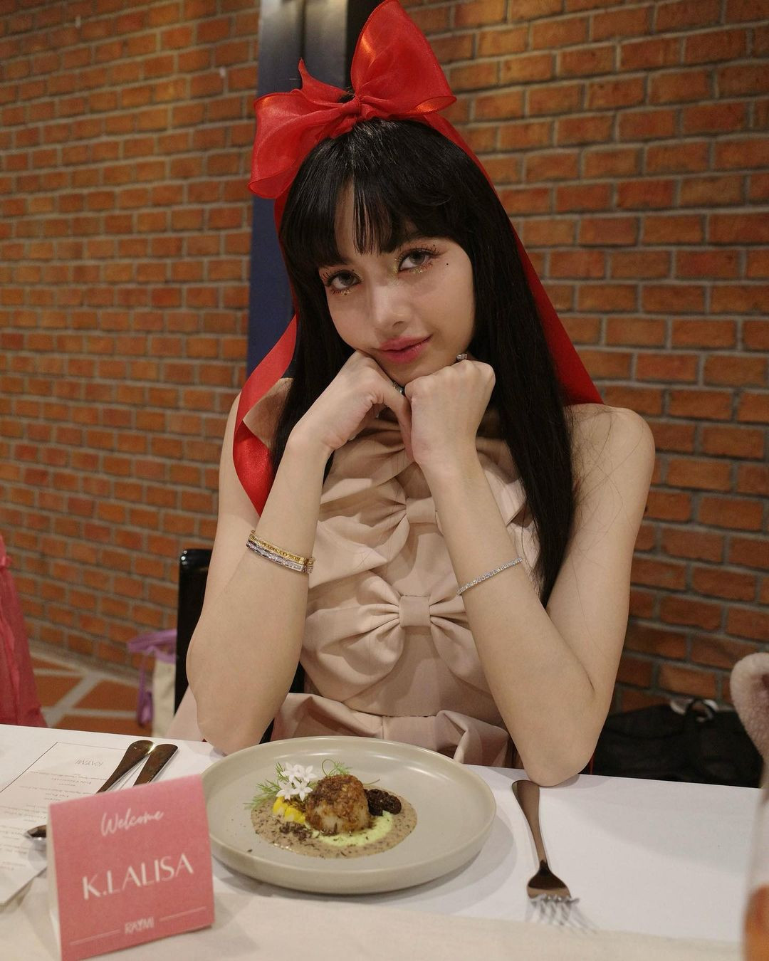 Lisa chính thức bước sang tuổi 26 vào ngày 27/3. Tuy nhiên, có thể do lịch trình bận rộn, bao gồm chuyến lưu diễn Born Pink và các hoạt động cá nhân khác, cô không thể ở bên gia đình vào đúng ngày. Ảnh: IG.