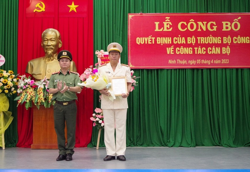 Đại tá Huỳnh Tấn Hạnh, Giám đốc Công an tỉnh Ninh Thuận trao quyết định của Bộ trưởng Bộ Công an, cho tân Phó Giám đốc, Thượng tá Nguyễn Đình Thuận Hải. Ảnh: BVPL. Đại tá Huỳnh Tấn Hạnh, Giám đốc Công an tỉnh Ninh Thuận trao quyết định của Bộ trưởng Bộ Công an, cho tân Phó Giám đốc, Thượng tá Nguyễn Đình Thuận Hải. Ảnh: BVPL.
