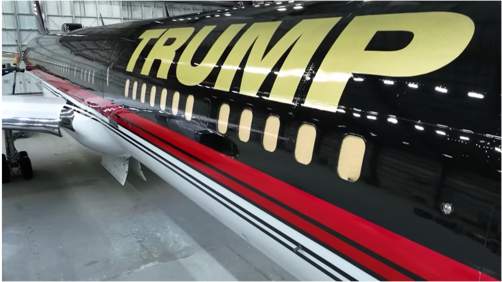 Chữ Trump được sơn lại bằng màu vàng. Ảnh: Landlocked Aviation.