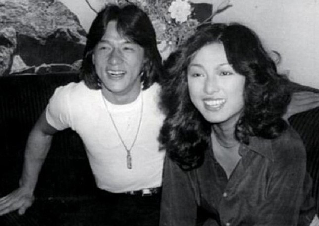 Thành Long từng mất nhiều công sức và thời gian mới theo đuổi được Mễ Tuyết nhưng không quý trọng. Thành Long từng mất nhiều công sức và thời gian mới theo đuổi được Mễ Tuyết nhưng không quý trọng.