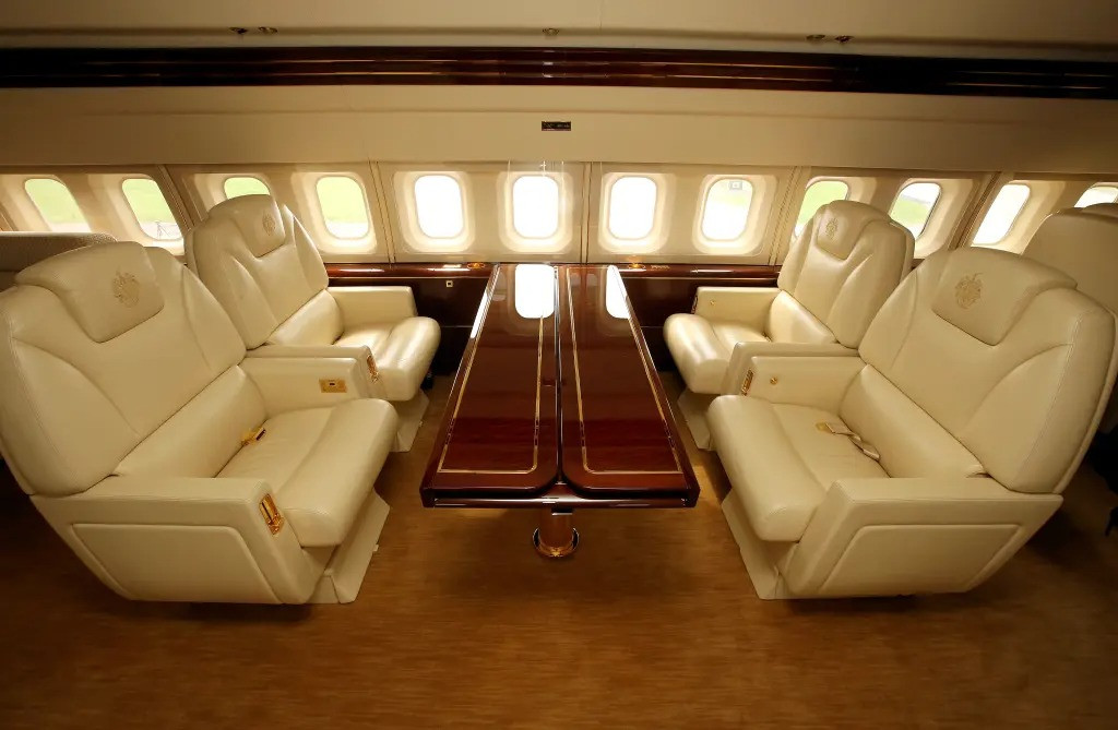 Khu vực bàn và ghế ngồi được Trump sử dụng cho các cuộc phỏng vấn. Ảnh: Getty Images.