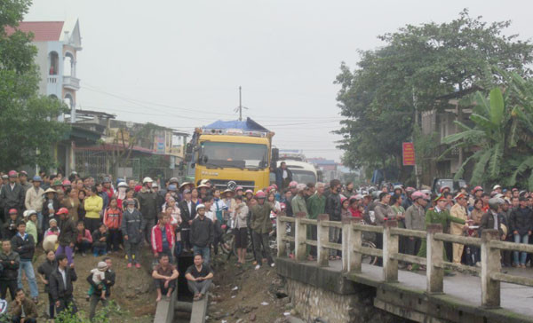 Nhiều người dân hiếu kỳ có mặt xem vụ tai nạn trên