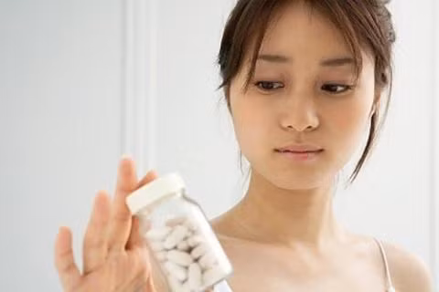 Thuốc hỗ trợ sinh sản. Những loại thuốc này có thể ở dạng uống hoặc dạng tiêm. Chúng có chứa các kích thích tố để gây rụng trứng và cải thiện sản lượng trứng, từ đó tăng cơ hội mang thai. Phương pháp điều trị này phù hợp cho những phụ nữ hiếm muộn vì có vấn đề rụng trứng