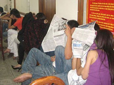 Thanh thiếu niên phê thuốc chờ test ma túy tại công an