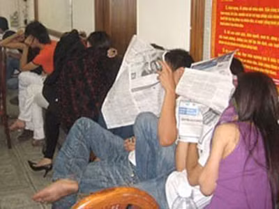 Thanh thiếu niên phê thuốc chờ test ma túy tại công an. Thanh thiếu niên phê thuốc chờ test ma túy tại công an