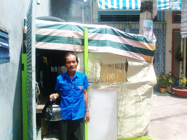 Văn Vinh sống trong túp lều giữa đường. Văn Vinh sống trong túp lều giữa đường