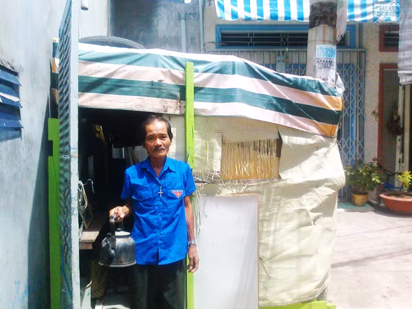 Văn Vinh sống trong túp lều giữa đường