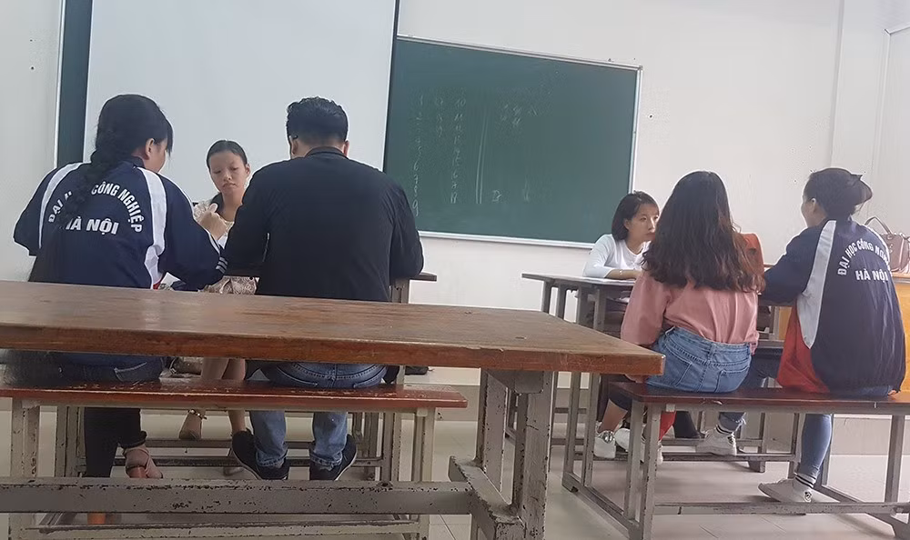 Hàng ngàn học sinh TPHCM vẫn nghỉ học vì trường ngập, cây đổ ảnh 7 Hàng ngàn học sinh TPHCM vẫn nghỉ học vì trường ngập, cây đổ ảnh 7