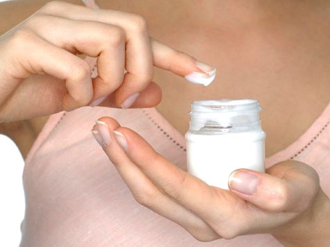 Các bác sĩ khuyến cáo, vào mùa đông nên sử dụng kem giữ ẩm có thành phần bổ sung chất ẩm tự nhiên và kích thích sản sinh collagen – cơ quan giữ nước trong da