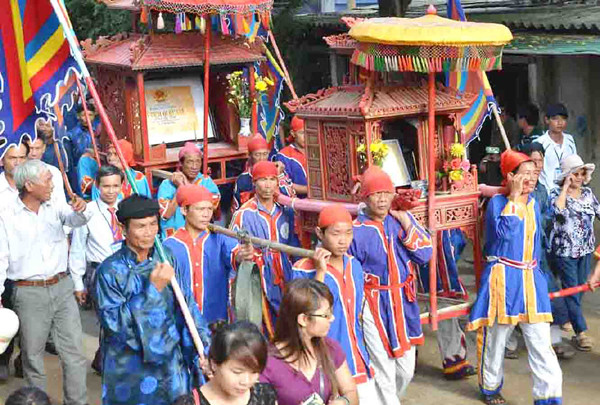 Rước Bằng của Bộ VH-TT&DL công nhận Lễ Khao lề thế lính Hoàng Sa là Di sản văn hoá phi vật thể quốc gia