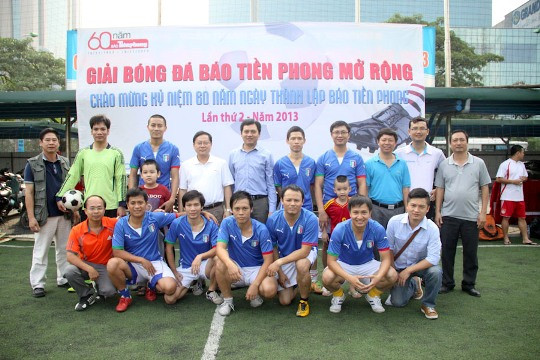 Lãnh đạo báo Tiền Phong cùng anh Phan Hoài Nam, Ủy viên BCH T.Ư Đoàn, Bí thư Đoàn Tập đoàn VNPT (thứ 5 từ trái qua) cùng đội bóng báo Tiền Phong trong ngày khai mạc giải.