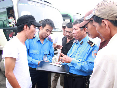 Thanh tra Sở GTVT Đà Nẵng lập biên bản xe khách vi phạm thiết bị hộp đen. ẢNH: NGUYỄN HUY