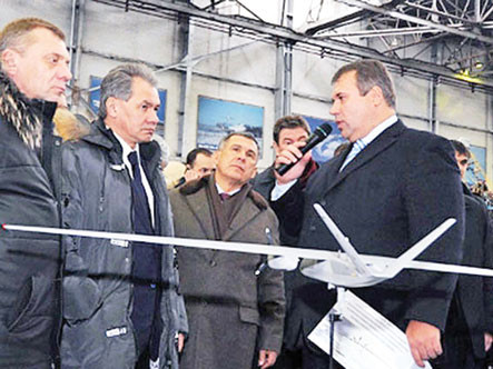 Một quan chức CH Tatarstan trình bày về chiếc UAV mới với Bộ trưởng Sergei Shoigu (thứ hai từ trái sang). Ảnh: FlightGlobal