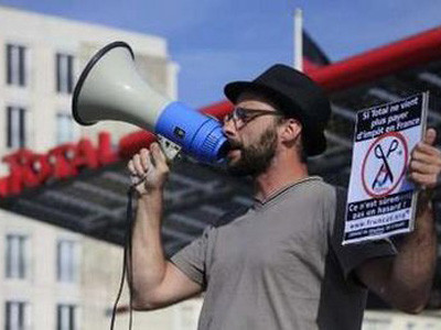 Một người biểu tình hô khẩu hiệu phản đối Hội nghị thượng đỉnh G8 Ảnh: Reuters