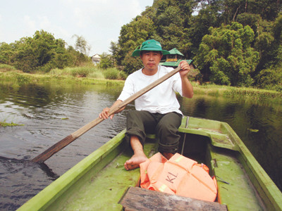 Kiểm lâm VQG Cát Tiên tuần tra trên Bàu Sấu, cách nơi định làm dự án thủy điện ĐN 6&6A chỉ 12 km đường chim bay. Ảnh: QD. Kiểm lâm VQG Cát Tiên tuần tra trên Bàu Sấu, cách nơi định làm dự án thủy điện ĐN 6&6A chỉ 12 km đường chim bay. Ảnh: QD