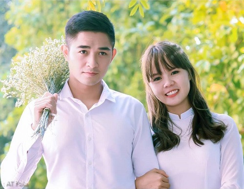 Nữ sinh sư phạm đội mưa chúc mừng sinh nhật bạn trai qua cổng sắt ảnh 1