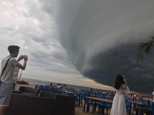 Đám mây kì lạ khổng lồ xuất hiện ở Thanh Hóa ảnh 1