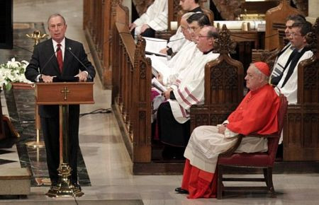 Thị trưởng New York Michael Bloomberg phát biểu trong lễ tưởng niệm các lính cứu hỏa thiệt mạng trong sự kiện 11-9 tại nhà thờ St. Patrick ở New York