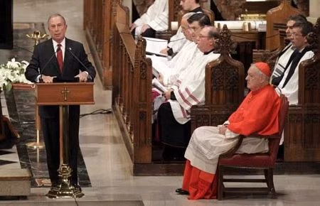 Thị trưởng New York Michael Bloomberg phát biểu trong lễ tưởng niệm các lính cứu hỏa thiệt mạng trong sự kiện 11-9 tại nhà thờ St. Patrick ở New York