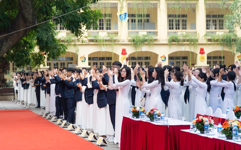 Cùng dự còn có các đồng chí đại diện lãnh đạo Phòng Giáo dục và Đào tạo, đại diện các phòng, ban của quận Hoàn Kiếm; Các thế hệ thầy cô giáo đã công tác tại trường; Hơn 100 cán bộ, giáo viên, nhân viên nhà trường và hơn 2.500 học sinh trường THPT Việt Đức. Cùng dự còn có các đồng chí đại diện lãnh đạo Phòng Giáo dục và Đào tạo, đại diện các phòng, ban của quận Hoàn Kiếm; Các thế hệ thầy cô giáo đã công tác tại trường; Hơn 100 cán bộ, giáo viên, nhân viên nhà trường và hơn 2.500 học sinh trường THPT Việt Đức.