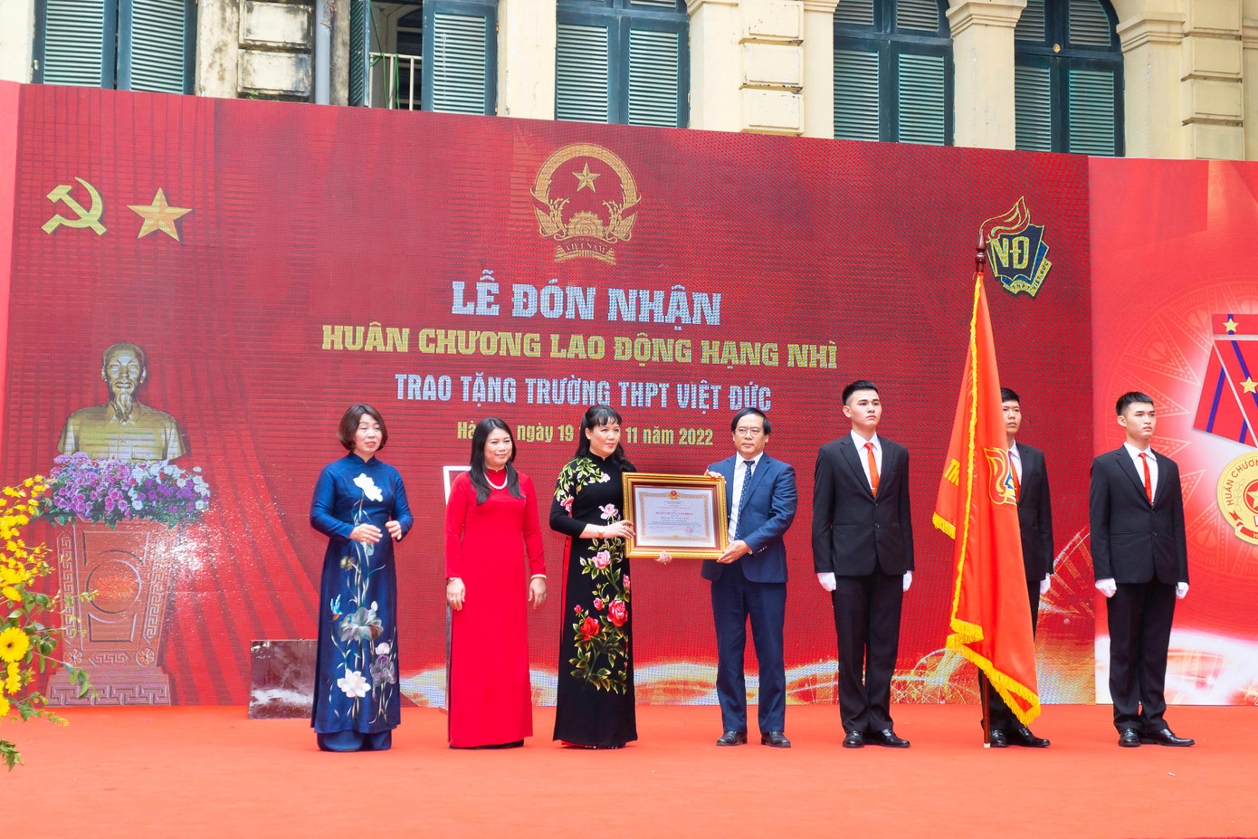 Huân chương Lao động hạng Nhì là phần thưởng cao quý của Đảng và Nhà nước nhằm ghi nhận kịp thời những nỗ lực của biết bao các thế hệ giáo viên và học sinh nhà trường Huân chương Lao động hạng Nhì là phần thưởng cao quý của Đảng và Nhà nước nhằm ghi nhận kịp thời những nỗ lực của biết bao các thế hệ giáo viên và học sinh nhà trường