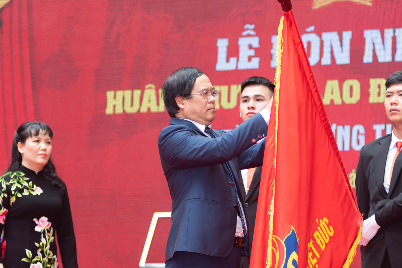 Tiến sĩ khoa học Nguyễn Quốc Hưng thực hiện nghi thức gắn Huân chương Lao động hạng Nhì mà Nhà nước trao tặng lên lá cờ truyền thống của Trường THPT Việt Đức. Tiến sĩ khoa học Nguyễn Quốc Hưng thực hiện nghi thức gắn Huân chương Lao động hạng Nhì mà Nhà nước trao tặng lên lá cờ truyền thống của Trường THPT Việt Đức.