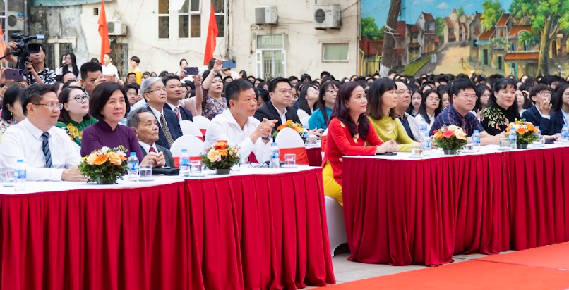 Dự chương trình có các đồng chí: Tiến sĩ khoa học Nguyễn Quốc Hưng, Đại biểu Quốc hội thành phố Hà Nội, Ủy viên Thường trực Ủy ban Văn hóa Giáo dục Thanh thiếu niên và Nhi đồng của Quốc hội khóa 14; Nguyễn Thị Hoàng Vân, Phó Trưởng ban Thường trực ban Đối ngoại trung ương Đảng; Nguyễn Anh Quân, Phó Chủ tịch Thường trực UBND quận Hoàn Kiếm. Dự chương trình có các đồng chí: Tiến sĩ khoa học Nguyễn Quốc Hưng, Đại biểu Quốc hội thành phố Hà Nội, Ủy viên Thường trực Ủy ban Văn hóa Giáo dục Thanh thiếu niên và Nhi đồng của Quốc hội khóa 14; Nguyễn Thị Hoàng Vân, Phó Trưởng ban Thường trực ban Đối ngoại trung ương Đảng; Nguyễn Anh Quân, Phó Chủ tịch Thường trực UBND quận Hoàn Kiếm.