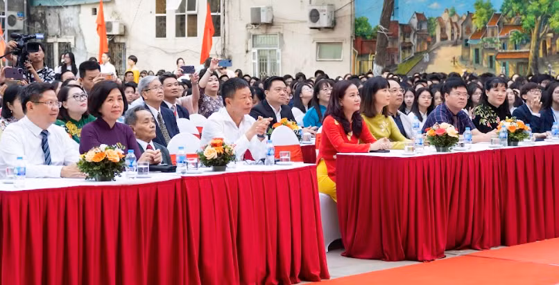 Dự chương trình có các đồng chí: Tiến sĩ khoa học Nguyễn Quốc Hưng, Đại biểu Quốc hội thành phố Hà Nội, Ủy viên Thường trực Ủy ban Văn hóa Giáo dục Thanh thiếu niên và Nhi đồng của Quốc hội khóa 14; Nguyễn Thị Hoàng Vân, Phó Trưởng ban Thường trực ban Đối ngoại trung ương Đảng; Nguyễn Anh Quân, Phó Chủ tịch Thường trực UBND quận Hoàn Kiếm. Dự chương trình có các đồng chí: Tiến sĩ khoa học Nguyễn Quốc Hưng, Đại biểu Quốc hội thành phố Hà Nội, Ủy viên Thường trực Ủy ban Văn hóa Giáo dục Thanh thiếu niên và Nhi đồng của Quốc hội khóa 14; Nguyễn Thị Hoàng Vân, Phó Trưởng ban Thường trực ban Đối ngoại trung ương Đảng; Nguyễn Anh Quân, Phó Chủ tịch Thường trực UBND quận Hoàn Kiếm.