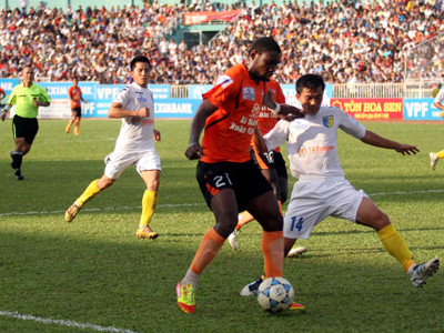 Khó có hình ảnh khán giả ngồi kín sân Thống Nhất chiều nay như ở trận “chung kết tập 1”. Ảnh: Tường Vũ