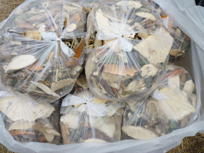 Gói thuốc chữa đẻ con trai của bà lang Nhương không hề có nhãn mác và giấy phép lưu thông. Ảnh: Thu Hòe. Gói thuốc chữa đẻ con trai của bà lang Nhương không hề có nhãn mác và giấy phép lưu thông Ảnh: Thu Hòe