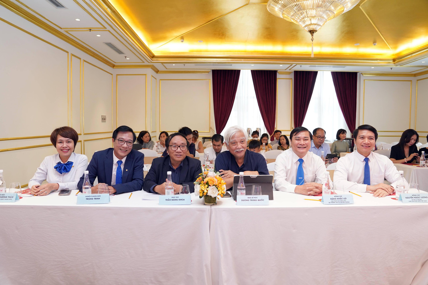 Bí thư T.Ư Đoàn TNCS Hồ Chí Minh, Chủ tịch Hội LH Thanh Niên Việt Nam Nguyễn Ngọc Lương (bìa phải) cùng đại diện BTC và Hội đồng cố vấn