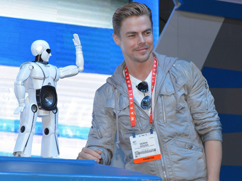 mRobo làm vũ công, biên đạo múa của Mỹ Derek Hough bất ngờ.