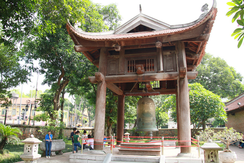 Gác chuông cũng được chăng vải và bảo vệ nghiêm ngặt bởi các sinh viên tình nguyện. Sẽ không còn tình trạng viết, vẽ bậy lên thân chuông như những đợt thi trước. Ảnh: Trường Phong