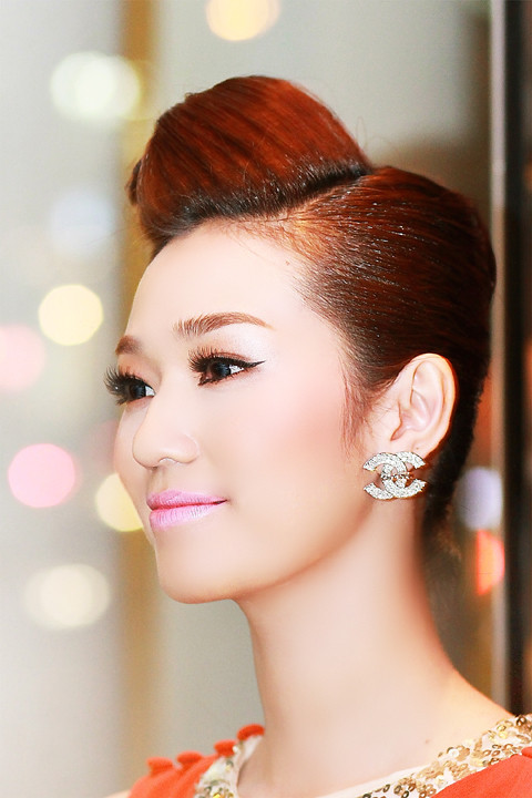 Cô trang điểm nổi bật và làm tóc rất cầu kỳ