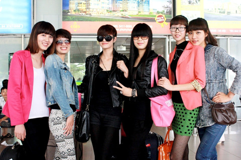 Các thí sinh trong top 15 vui mừng gặp gỡ nhau tại sân bay. Từ trái sang: Minh Nguyệt, Nguyễn Hằng, Đỗ Hà, Lê Hằng, Nguyễn Châm, Cao Hà