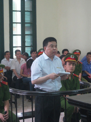 Ông Tiếng ra tòa sức khỏe kém, mặt bị phù, da thâm sạm. Ảnh: Bảo Thắng