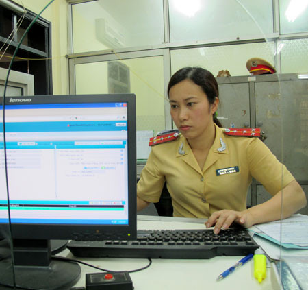 Số lượng hồ sơ đăng ký phương tiện trong ngày đầu xử phạt cao hơn thời điểm trước 15/4 buộc cơ quan đăng ký phải tăng cường nhân sự 